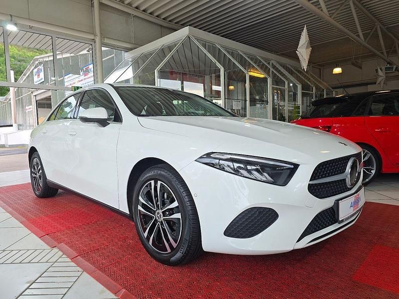 Weiß Gebraucht 2023 Mercedes A250 Limousine | 19.980 € (Guter Preis) - Bild 1/4