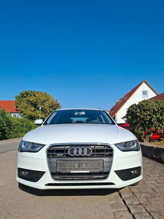 Weiß Gebraucht 2013 Audi A4 Ambiente Kombi | 9.500 € (Fairer Preis) - Bild 1/4
