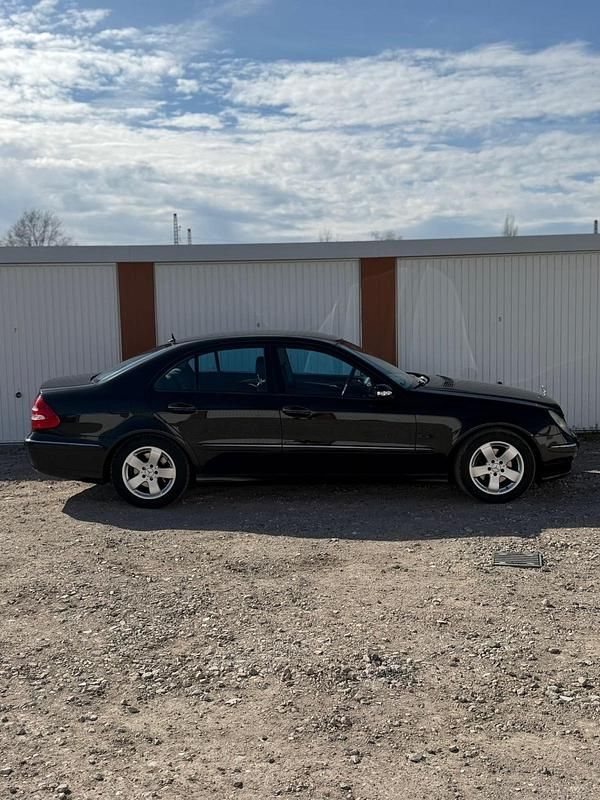 Gebraucht Mercedes E220 Avantgarde 150 PS (110 kW) 2004 Schwarz Limousine