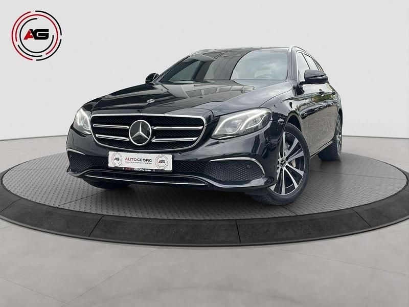 Obsidianschwarz Gebraucht 2020 Mercedes E300 Avantgarde Kombi | 27.500 € (Fairer Preis) - Bild 1/4