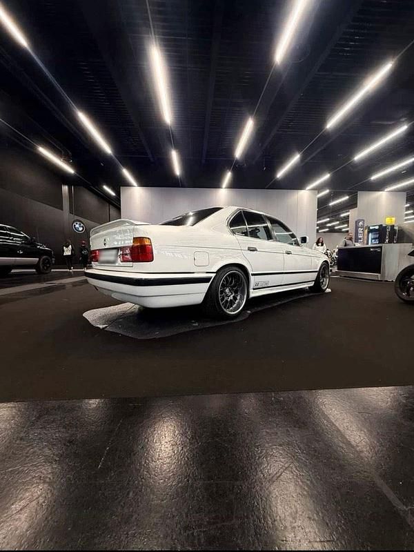 Używany BMW 520 150 KM (110 kW) 1990 Biały Sedan/Limuzyna