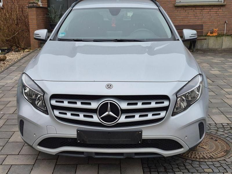 Gebraucht Mercedes GLA180 122 PS (89 kW) 2019 Silber SUV