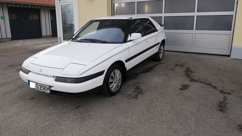Weiß Gebraucht 1990 Mazda 323F Limousine | 5.150 € - Bild 1/4
