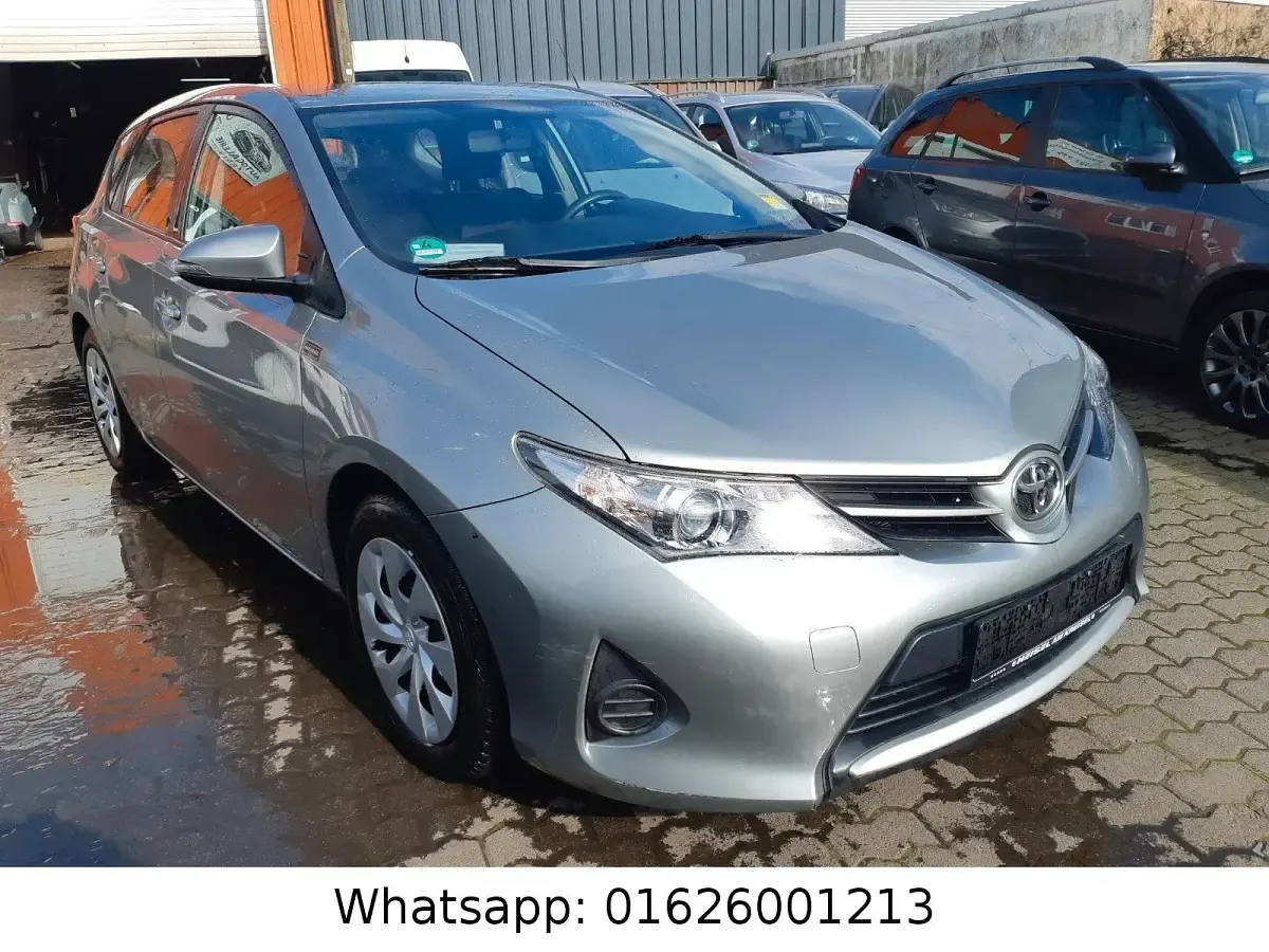 Gebraucht Toyota Auris Cool 90 PS (66 kW) 2013 Silber Limousine
