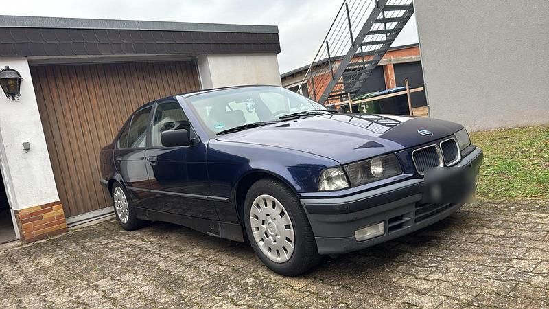 Blau Gebraucht 1993 BMW 316 Limousine | 2.200 € - Bild 1/4
