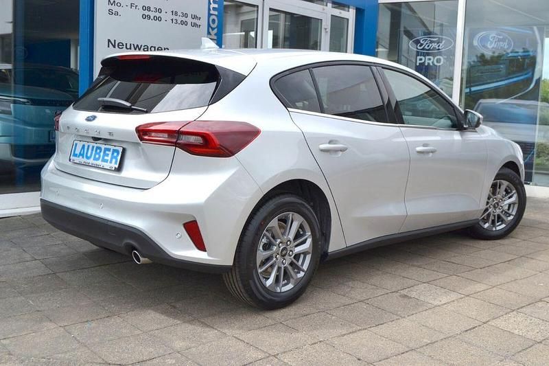 Neu Ford Focus Titanium 125 PS (91 kW) 2025 Moondust silver Limousine