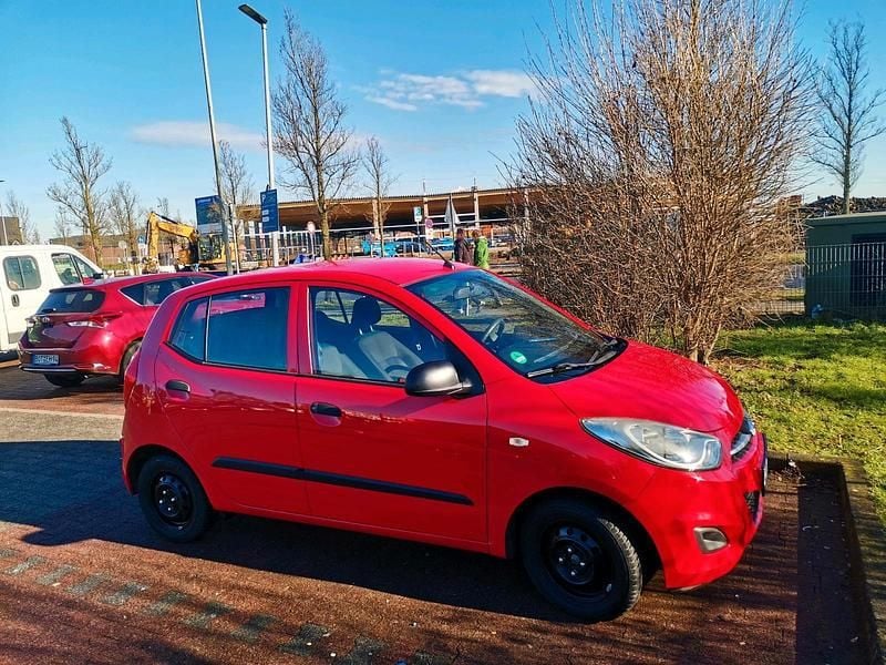 Gebraucht Hyundai i10 70 PS (51 kW) 2011 Rot Kleinwagen