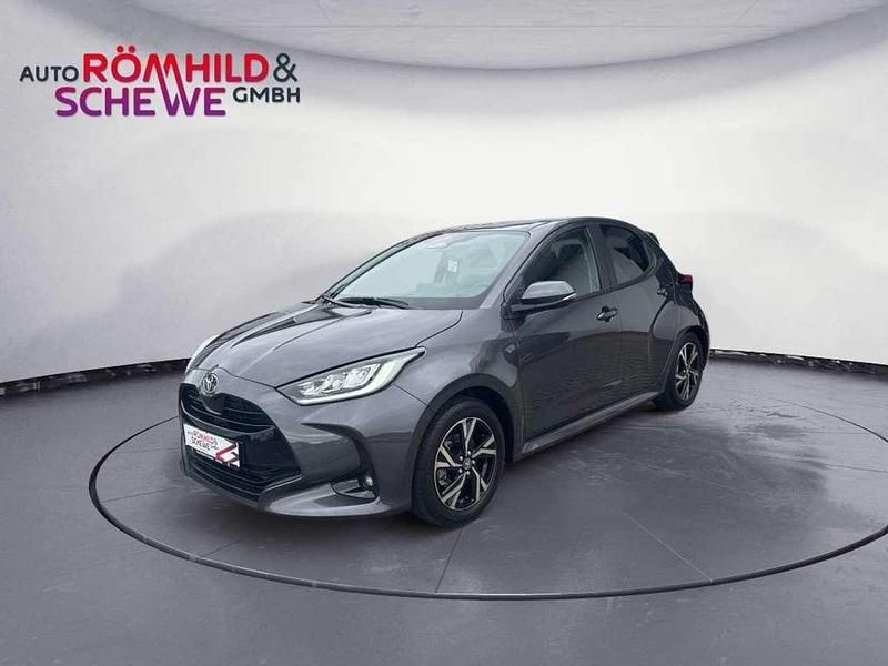 Marlingrau metallic Gebraucht 2024 Toyota Yaris Hybrid Team Kleinwagen | 27.390 € (Teuer) - Bild 1/4