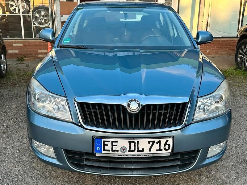 Blau Gebraucht 2010 Skoda Octavia Limousine | 5.600 € - Bild 1/4