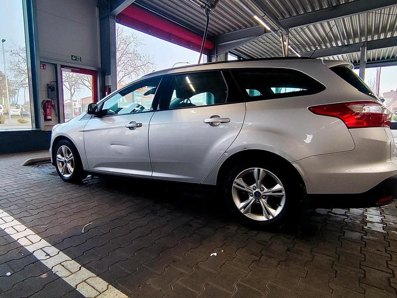 Usata Ford Focus 113 CV (83 kW) 2013 Andere farben Station wagon