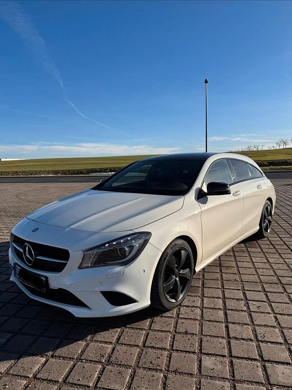 Weiß Gebraucht 2016 Mercedes CLA220 Shooting Brake Kombi | 11.990 € (Guter Preis) - Bild 1/4