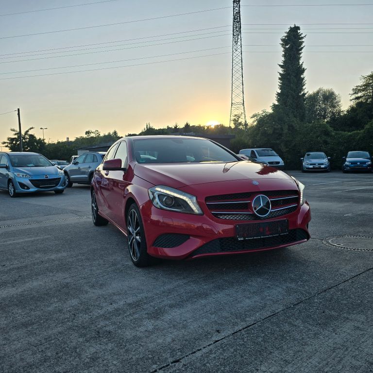 Rot Gebraucht 2015 Mercedes A180 Limousine | 12.000 € (Fairer Preis) - Bild 1/4