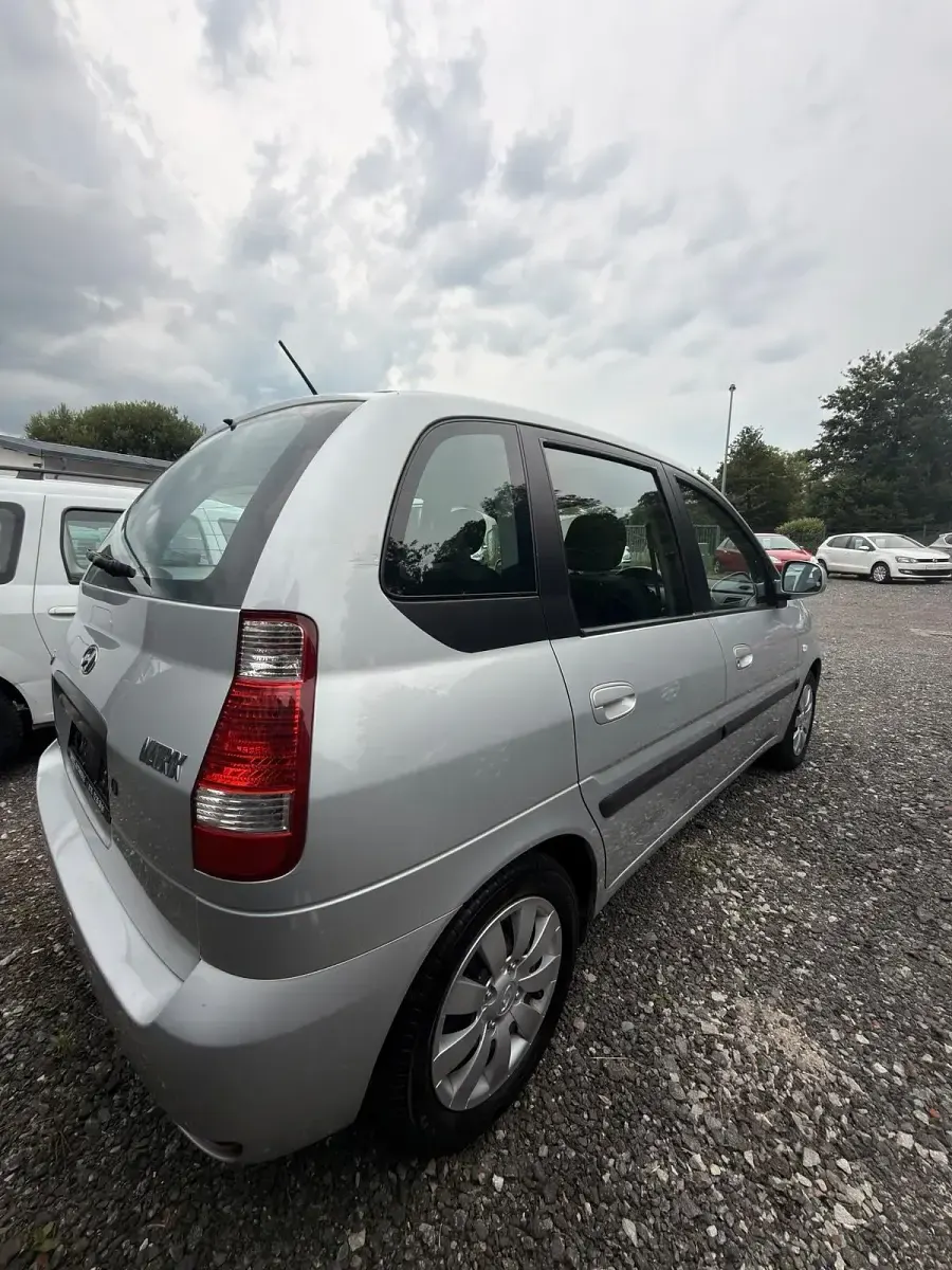 Gebraucht Hyundai Matrix 103 PS (75 kW) 2009 Silber Van / Kleinbus