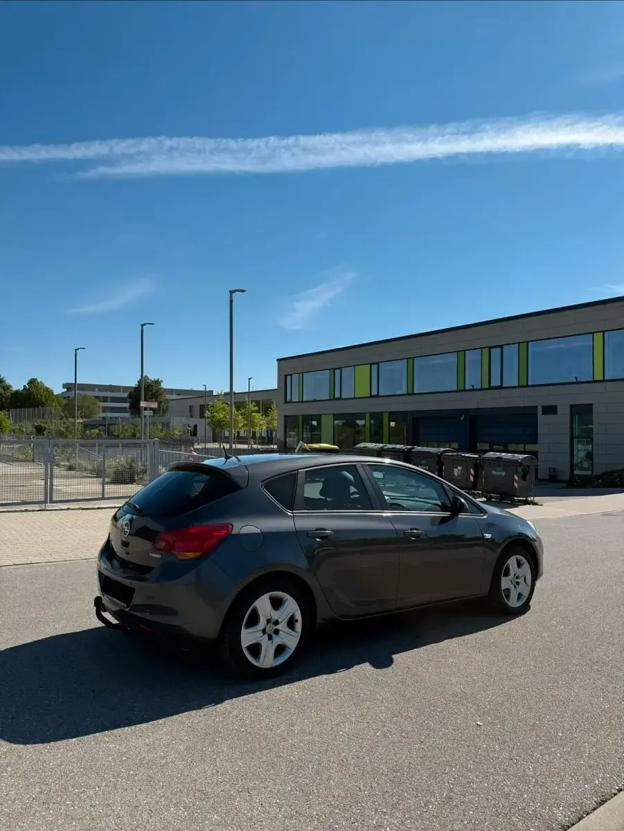Gebraucht Opel Astra 140 PS (102 kW) 2012 Grau Kleinwagen