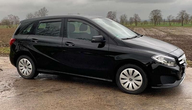 Schwarz Gebraucht 2018 Mercedes B200 Van / Kleinbus | 15.900 € (Guter Preis) - Bild 1/4