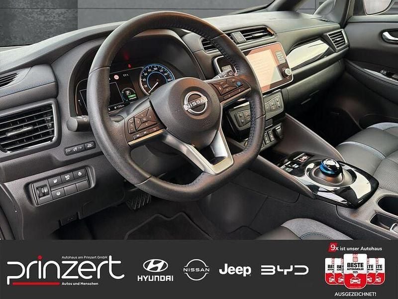 Gebraucht Nissan Leaf Tekna 110 kW (150 PS) 2023 Ceramic grey p/black m Kleinwagen