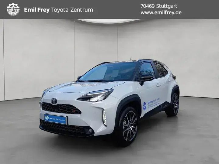 Dynamic grey metallic / dach sch Gebraucht 2025 Toyota Yaris Hybrid Sport | 34.950 € (Teuer) - Bild 1/4