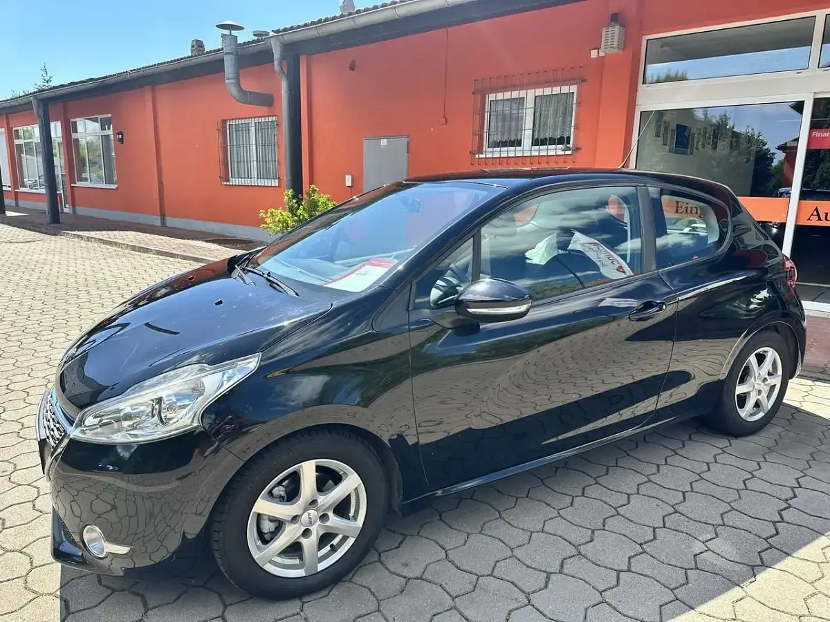 Gebraucht Peugeot 208 Active 92 PS (67 kW) 2012 Perla nera/metallic Kleinwagen