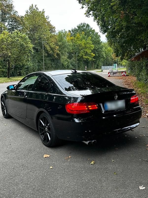 Schwarz Gebraucht 2007 BMW 330 Coupé | 17.499 € (Teuer) - Bild 1/4