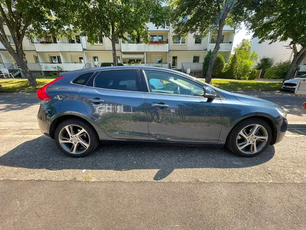 Gebraucht Volvo V40 Momentum 120 PS (88 kW) 2017 Blau Limousine