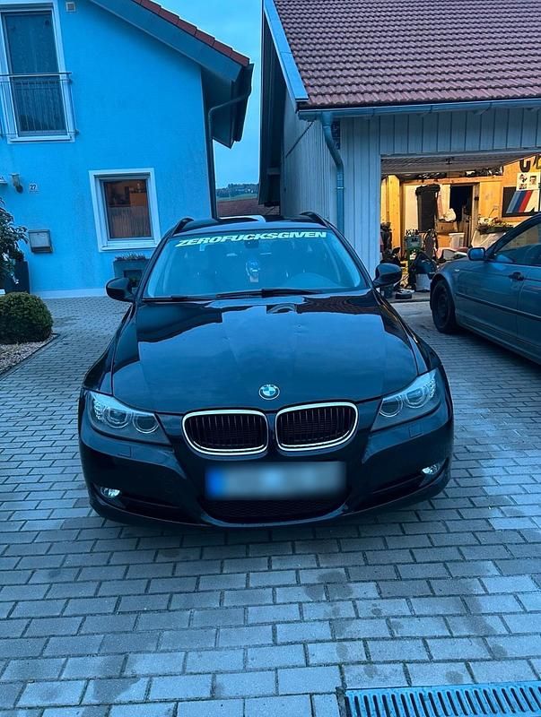 Gebraucht BMW 318 143 PS (105 kW) 2012 Schwarz Kombi