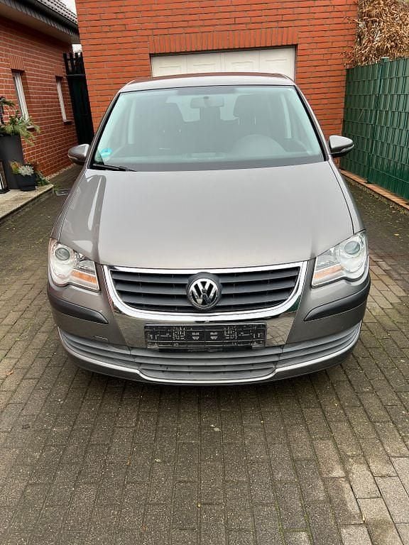 Grau Gebraucht 2010 VW Touran Trendline Van / Kleinbus | 6.800 € (Teuer) - Bild 1/4