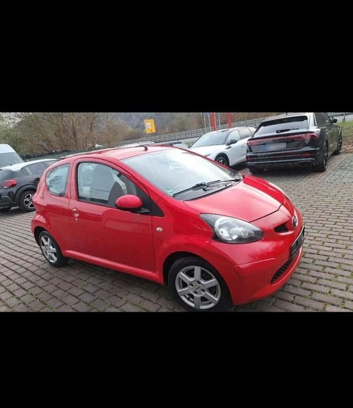 Gebraucht Toyota Aygo 70 PS (51 kW) 2006 Rot Kleinwagen