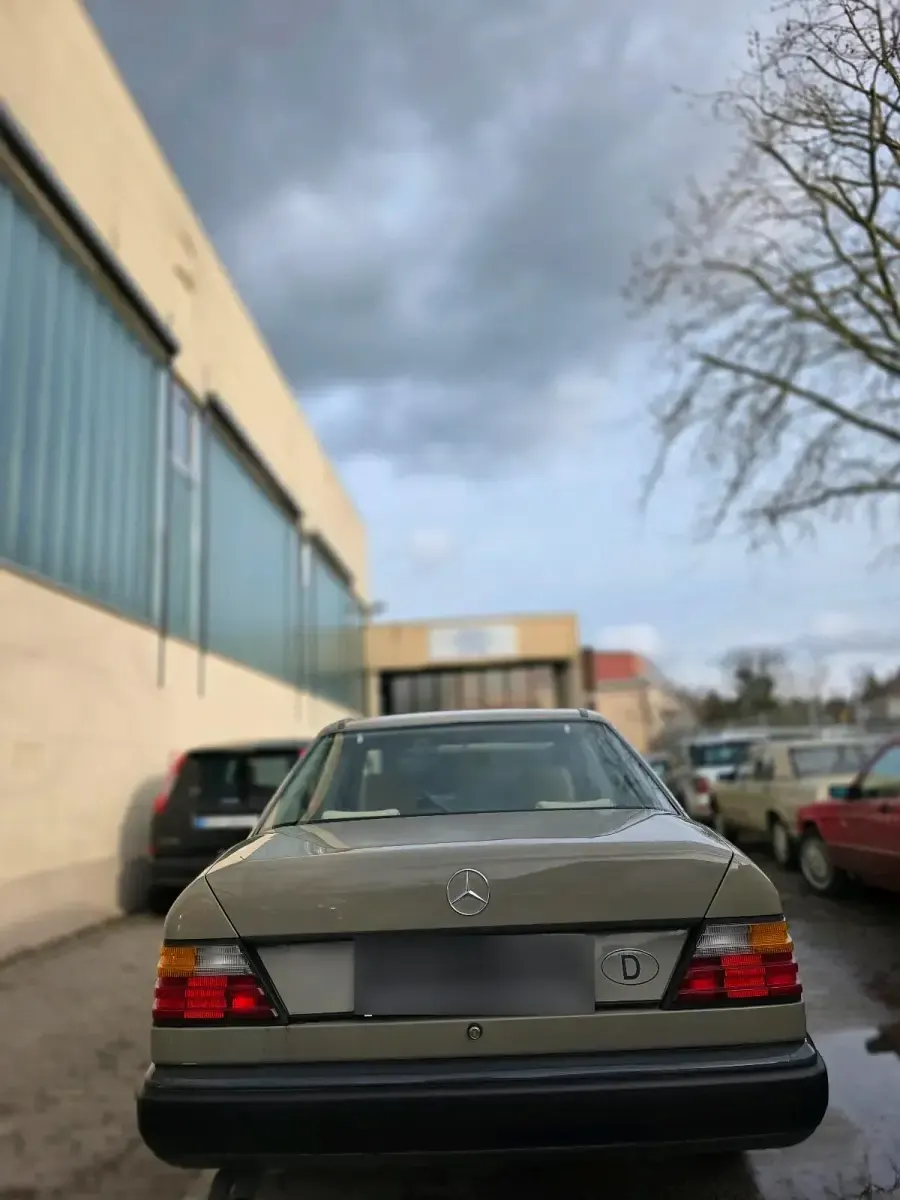 Gebraucht Mercedes E260 160 PS (117 kW) 1987 Grün Limousine