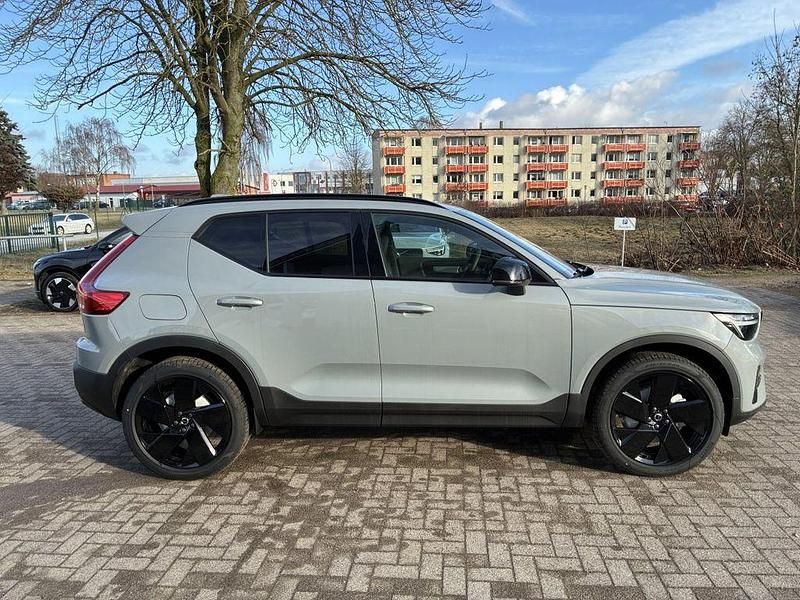 Neu Volvo XC40 Plus 163 PS (119 kW) 2026 Grau SUV