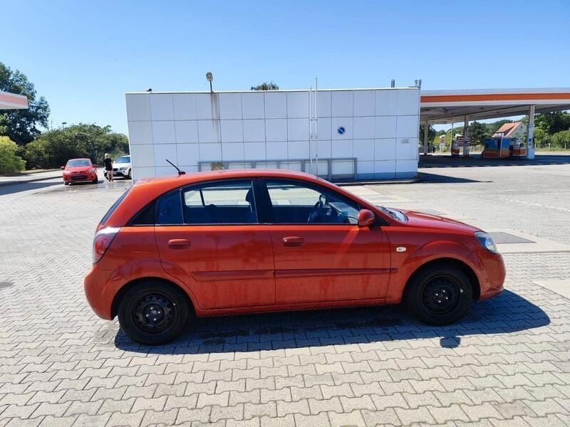 Second-hand Kia Rio Vision 97 CP (71 kW) 2011 Roșu Hatchback