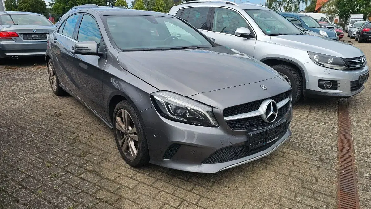 Gebraucht Mercedes A180 109 PS (80 kW) 2018 Grau Limousine