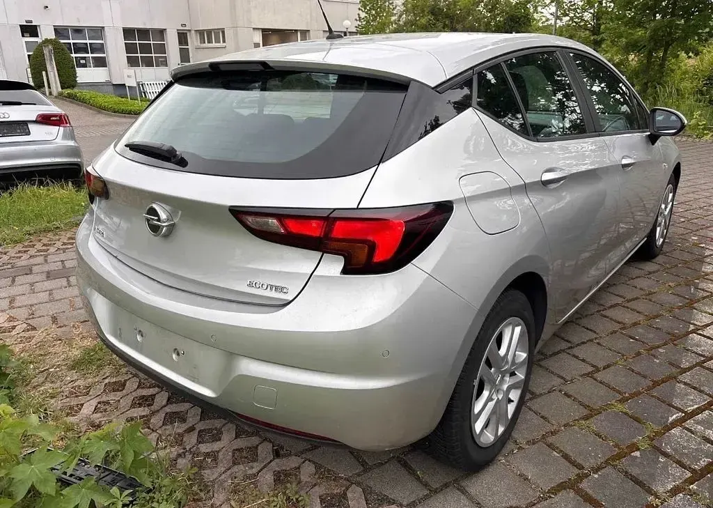 Usata Opel Astra Edition 105 CV (77 kW) 2018 Argento Berlina
