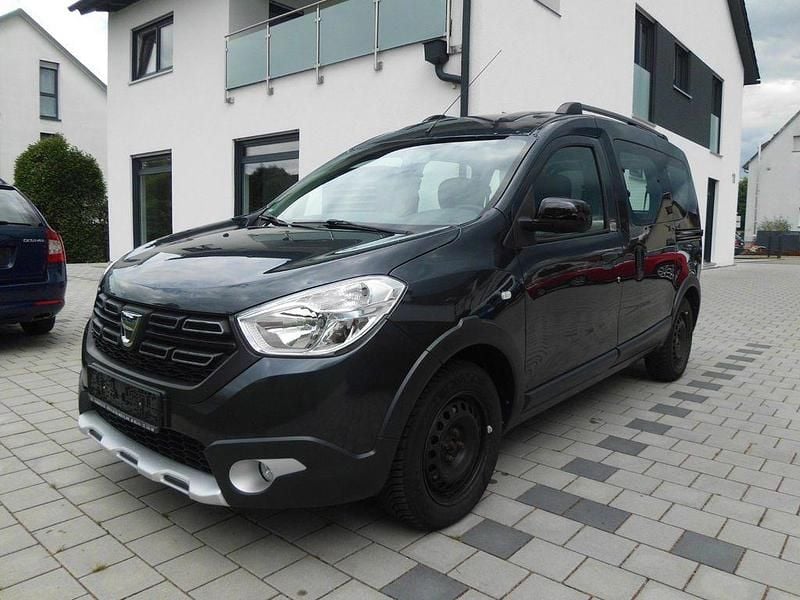 Schwarz Gebraucht 2018 Dacia Dokker Celebration Van | 7.990 € (Superpreis) - Bild 1/4