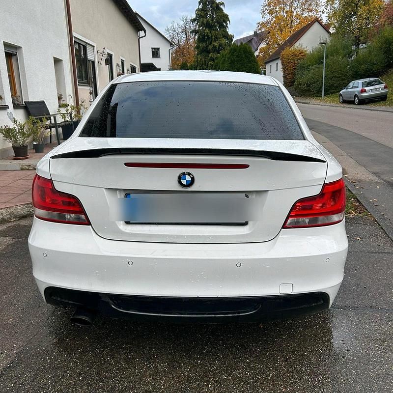 Weiß Gebraucht 2011 BMW 118 Coupé M Sport Coupé | 6.800 € (Etwas zu teuer) - Bild 1/4