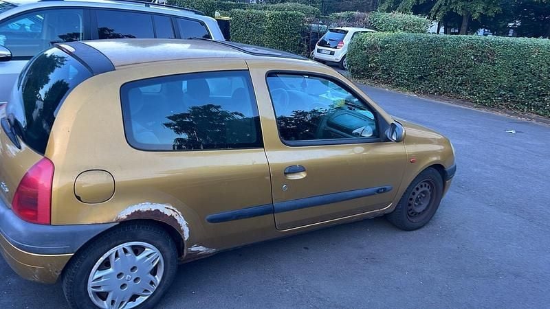 Gold Gebraucht 1998 Renault Clio II Kleinwagen | 850 € - Bild 1/4