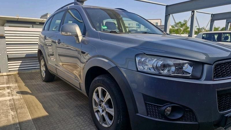 Grau Gebraucht 2012 Chevrolet Captiva SUV | 2.500 € (Superpreis) - Bild 1/4