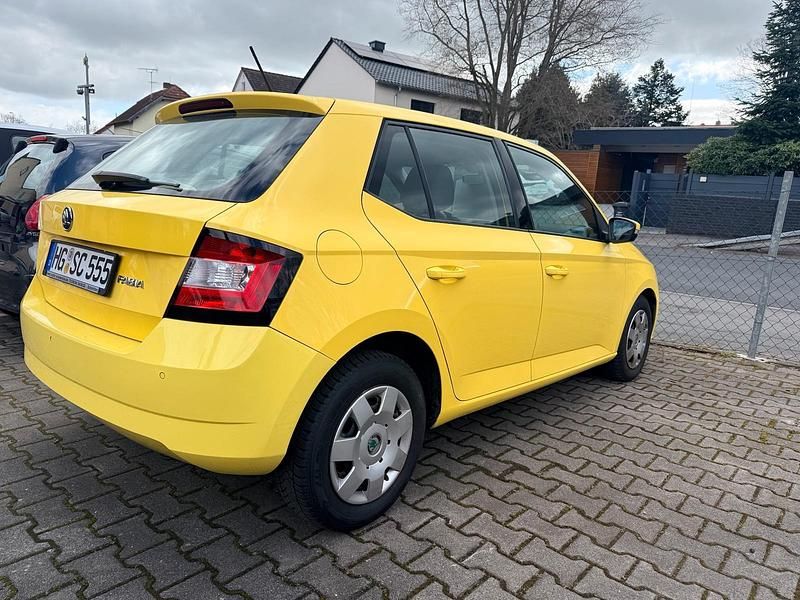 Gebraucht Skoda Fabia 60 PS (44 kW) 2015 Gelb Kleinwagen