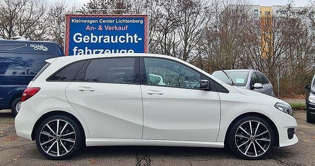 Gebraucht Mercedes B200 Night 156 PS (114 kW) 2018 Calcitweiß Van / Kleinbus