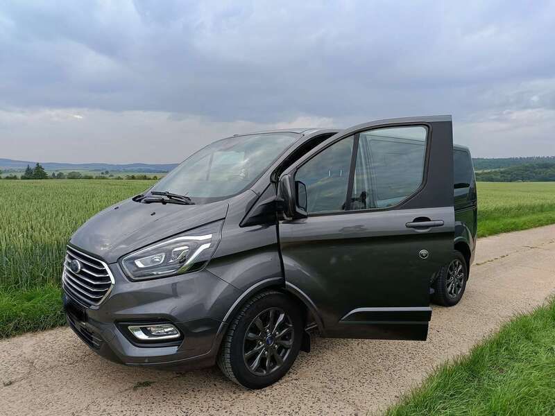 Grau Gebraucht 2019 Ford Transit Custom Titanium X Kombi | 31.500 € - Bild 1/4