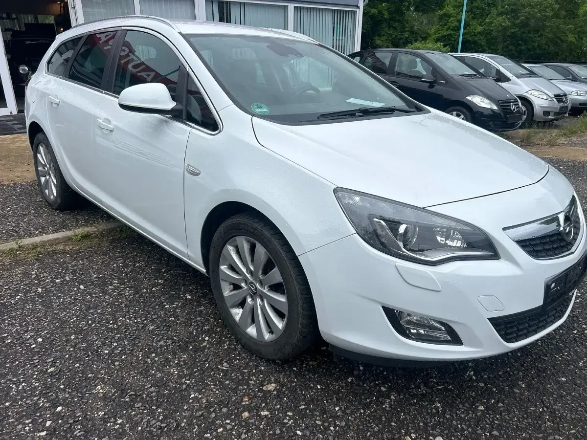 Gebraucht Opel Astra Edition 131 PS (96 kW) 2012 Weiß Kombi