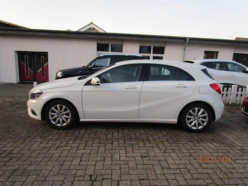 Gebraucht Mercedes A180 122 PS (89 kW) 2013 Calcitweiss  unilack Kleinwagen