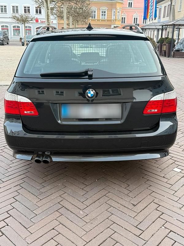 Gebraucht BMW 523 190 PS (139 kW) 2009 Schwarz Kombi