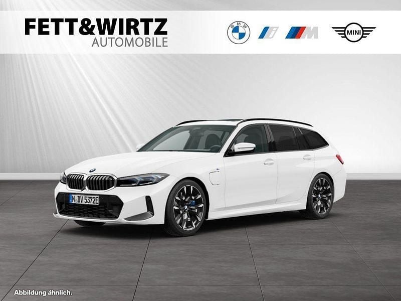 Alpinweiss Gebraucht 2024 BMW 330e M Sport Kombi | 46.473 € (Guter Preis) - Bild 1/3