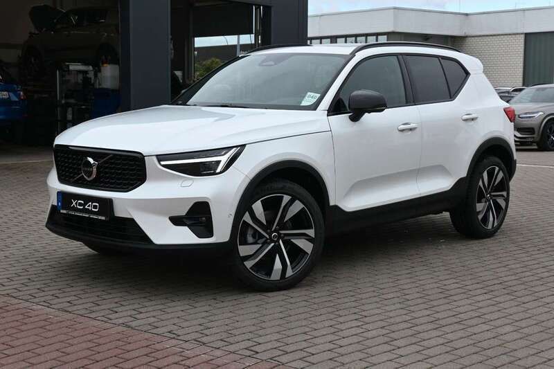 Crystal white pearl Gebraucht 2024 Volvo XC40 Ultimate SUV | 44.400 € (Teuer) - Bild 1/4