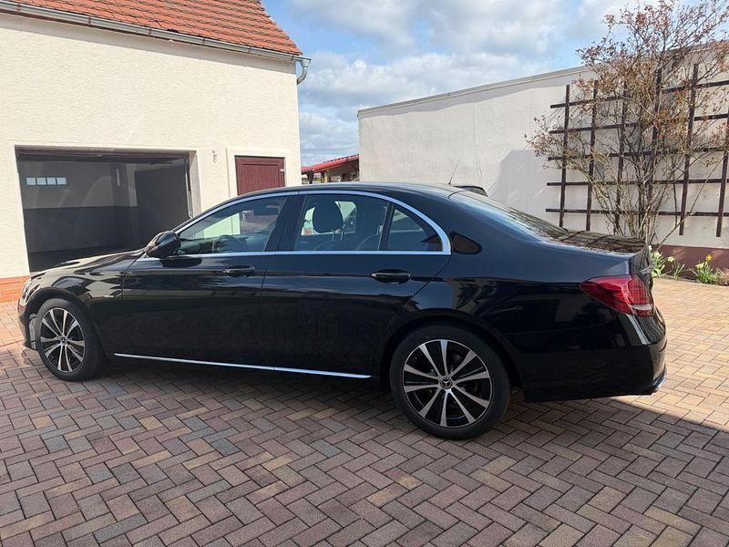 Gebraucht Mercedes E220 194 PS (142 kW) 2019 Schwarz Limousine