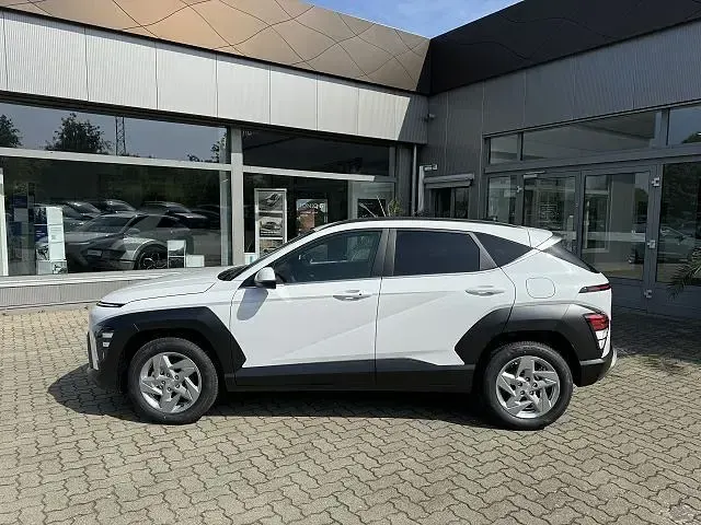 Gebraucht Hyundai Kona Trend 120 PS (88 kW) 2024 Serenity white / mic (weiss) SUV