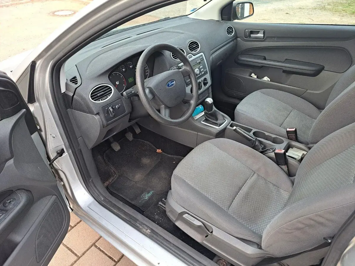 Usado Ford Focus Trend 101 CV (74 kW) 2005 Gris Berlina
