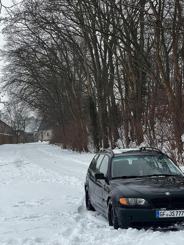 Schwarz Gebraucht 2004 BMW 320 Kombi | 2.000 € (Guter Preis) - Bild 1/4