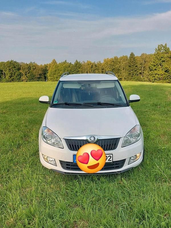 Weiß Gebraucht 2014 Skoda Fabia Kombi | 4.100 € - Bild 1/4