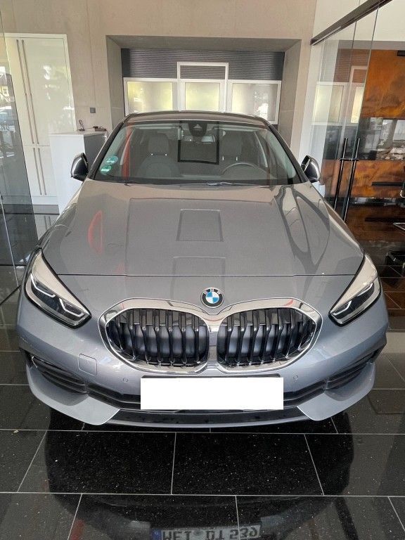 Grau Gebraucht 2022 BMW 118 Advantage Kleinwagen | 22.200 € (Guter Preis) - Bild 1/4